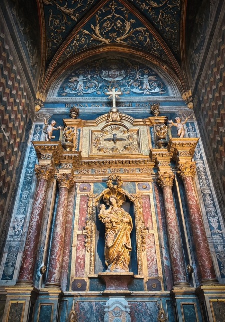 Statue and frescos inside Albi Cathedral