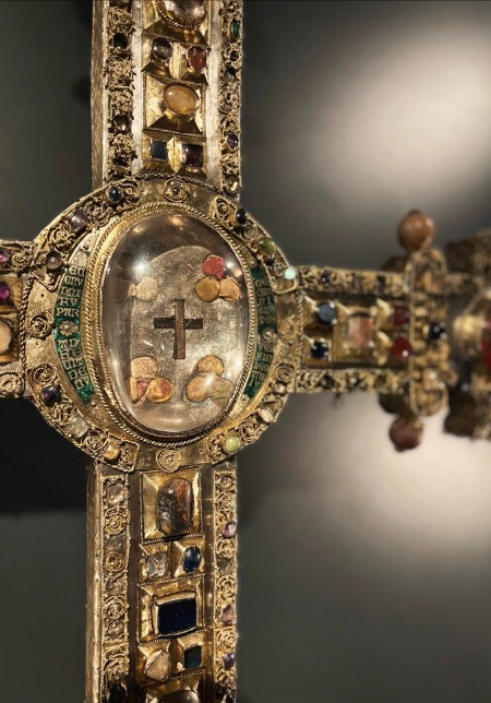 Reliquary cross with jewels